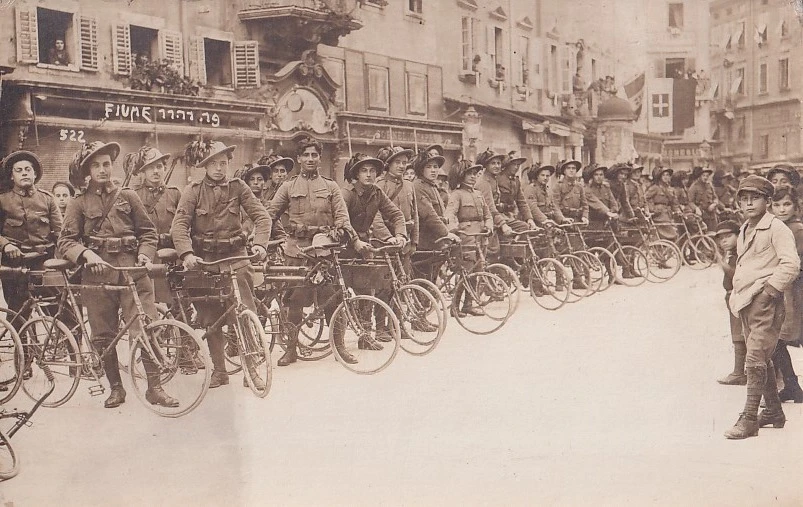 133. Fotografije (lot 2 kom) – Postrojavanje legionara na biciklima